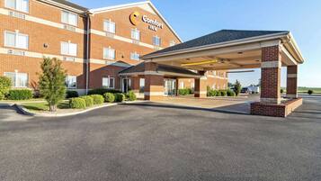 Un hôtel Comfort Inn doté d’une entrée couverte et d’une façade en briques.