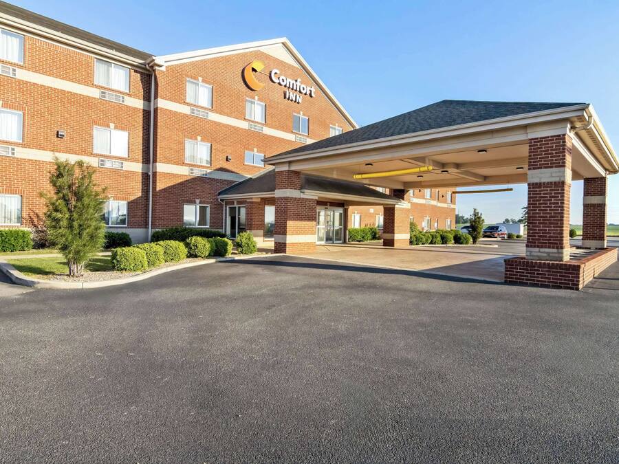 Un hôtel Comfort Inn doté d’une entrée couverte et d’une façade en briques.