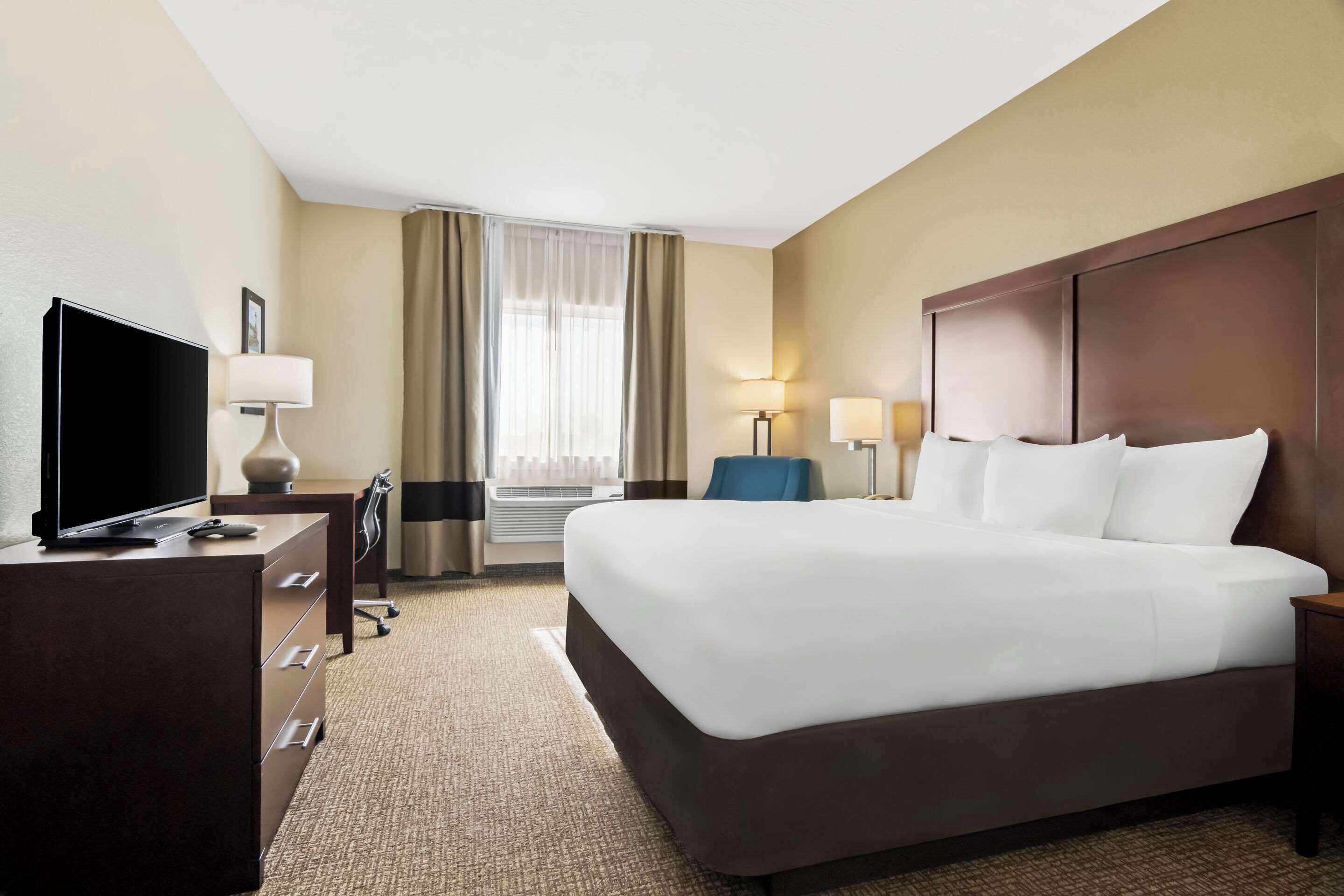 standard room, 1 king bed, non smoking | pillow-top beds, iron/ironing board, free cots/infant beds, free wifi