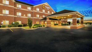 A Comfort Inn hotel with a brick facade, a covered entrance, and a parking lot. - Comfort Inn Hebron-Lowell Area (Hebron)