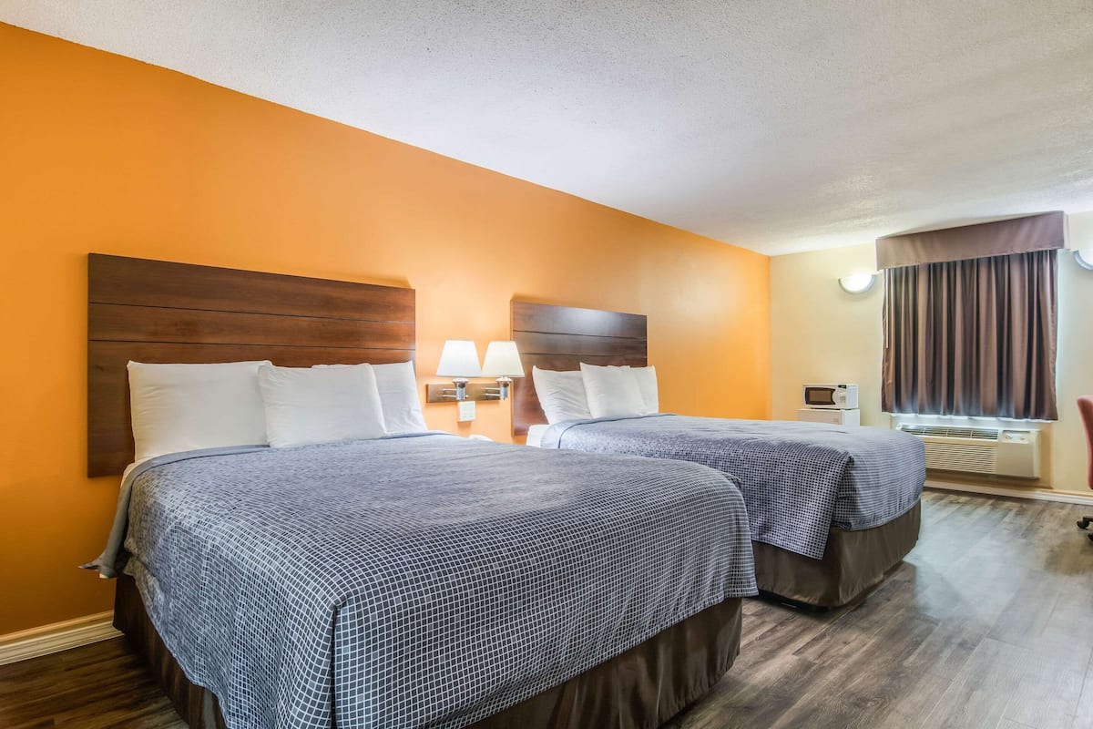 Kamer, 2 queensize bedden, niet-roken | Een bureau, een laptopwerkplek, gratis wifi, beddengoed