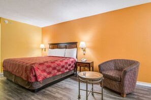 Desk, laptop workspace, free WiFi, bed sheets - Econo Lodge At Six Flags (Austell)