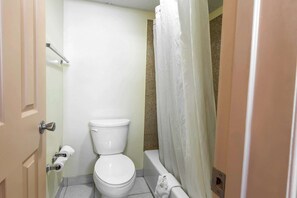 Een bad/douchecombinatie, een bronwaterbad, een haardroger, handdoeken