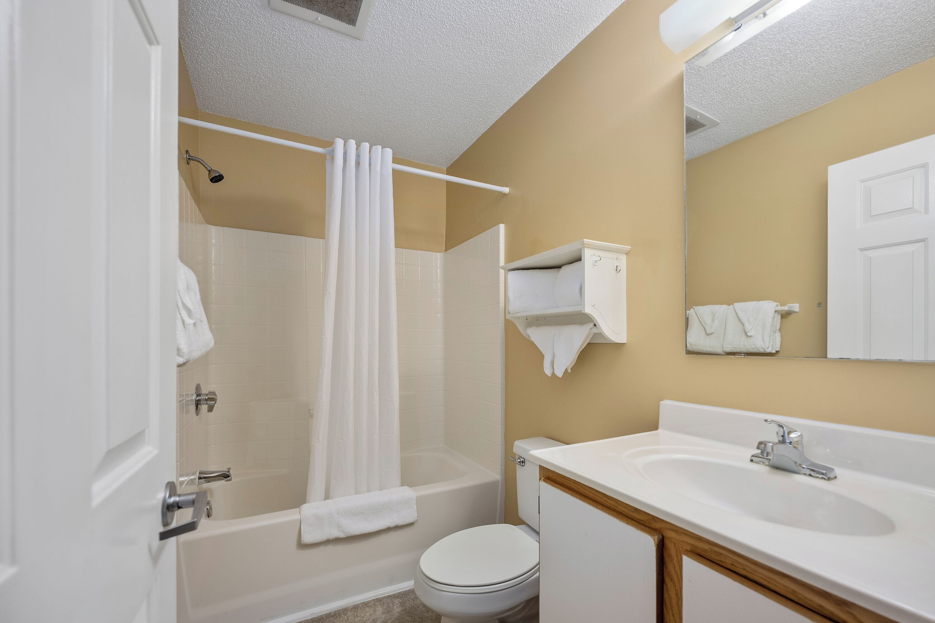 standard suite | bathroom | combined shower/bathtub, towels