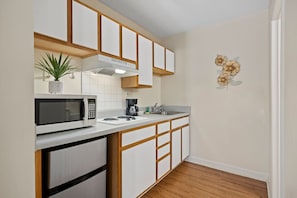 Estudio (Room Full Bed) | Cocina privada | Refrigerador, microondas y parrilla de estufa
