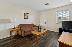 Suite, 1 llit de matrimoni | Sala d'estar | Televisor