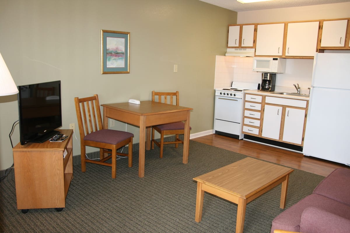 Standard Suite, 1 Queen Bed | Living room | 27-inch TV with cable channels