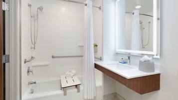 Kombinasi shower/bathtub, bathtub besar, dan shower pijat air