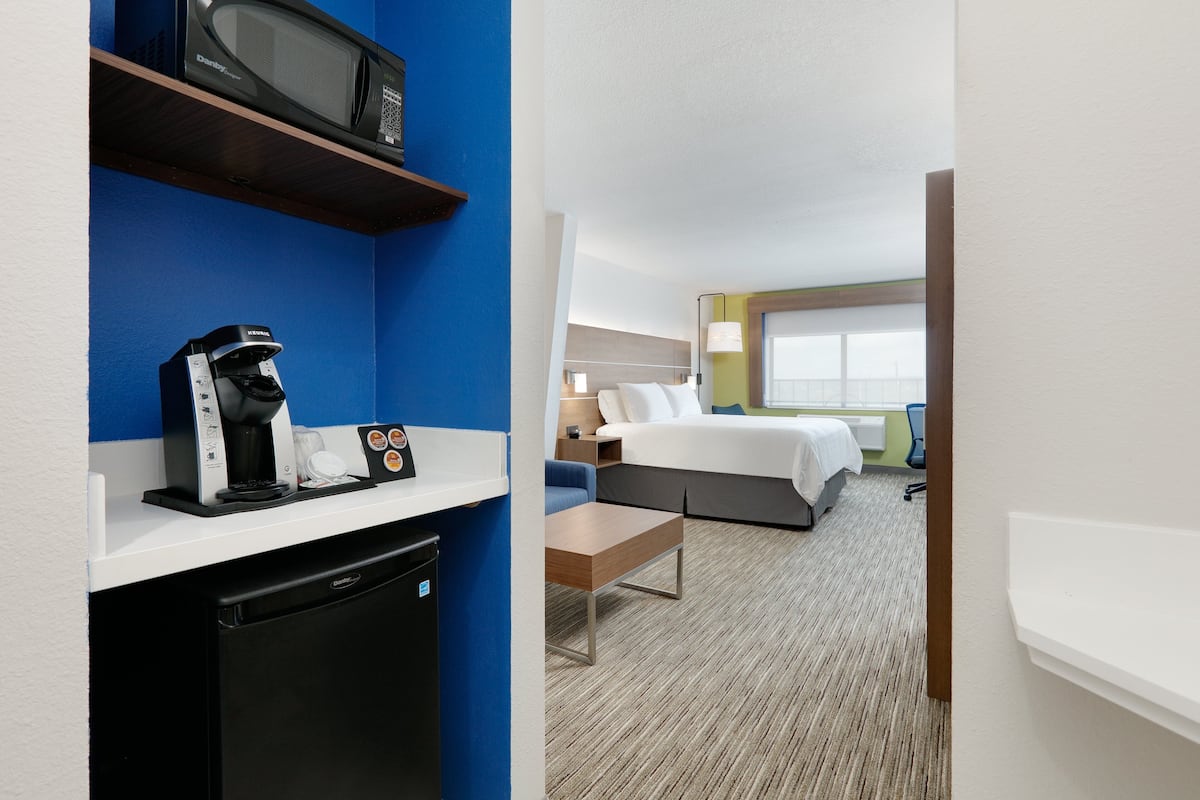 Suite, 1 kingsize bed | Luxe beddengoed, pillowtop-bedden, een kluis op de kamer, een bureau