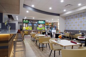 Phục vụ bữa sáng và bữa tối 