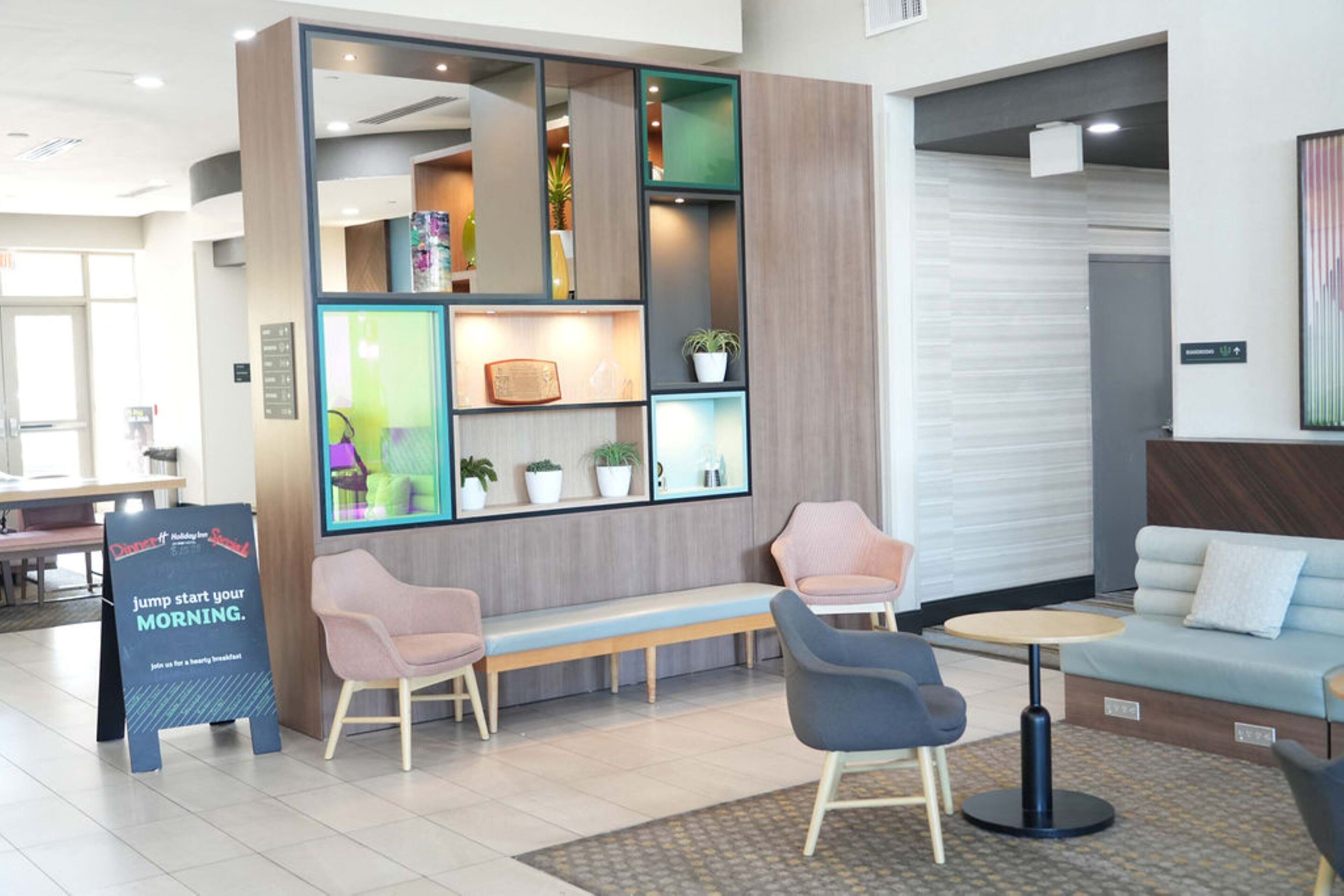 Photo - Holiday Inn Hotel & Suites PHOENIX AIRPORT by IHG