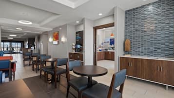 Una moderna hall dell'hotel con area ristorazione, panetteria e cucina.