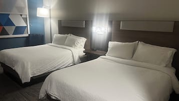 標準客房, 2 張加大雙人床 | 書桌、手提電腦工作空間、遮光窗簾/窗簾、熨斗/熨衫板
