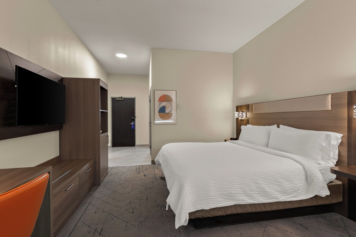 Standard Room, 1 King Bed | Desk, laptop workspace, blackout curtains, iron/ironing board