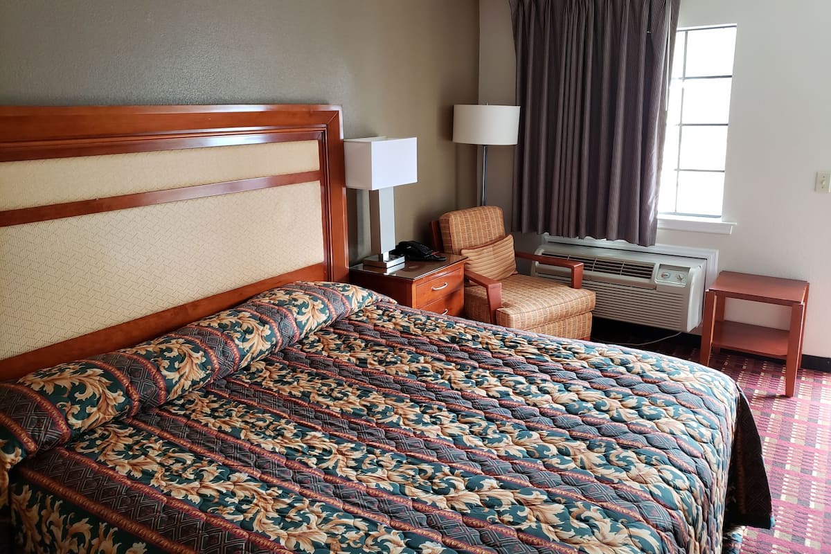 Habitación estándar, 1 cama de matrimonio grande, fumadores | Escritorio, cortinas opacas, tabla de planchar con plancha y wifi gratis