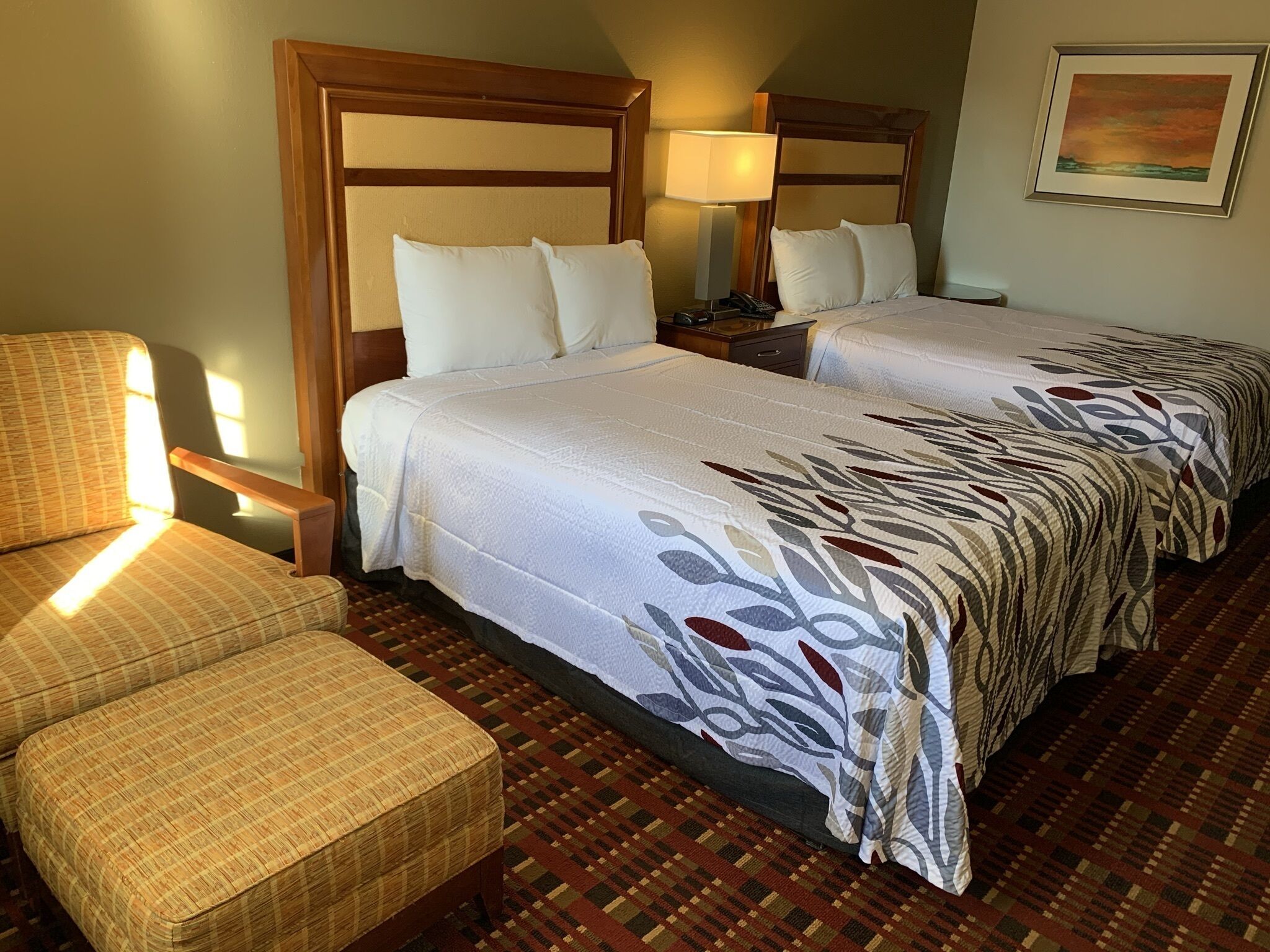 Schreibtisch, Verdunkelungsvorhänge, Bügeleisen/Bügelbrett