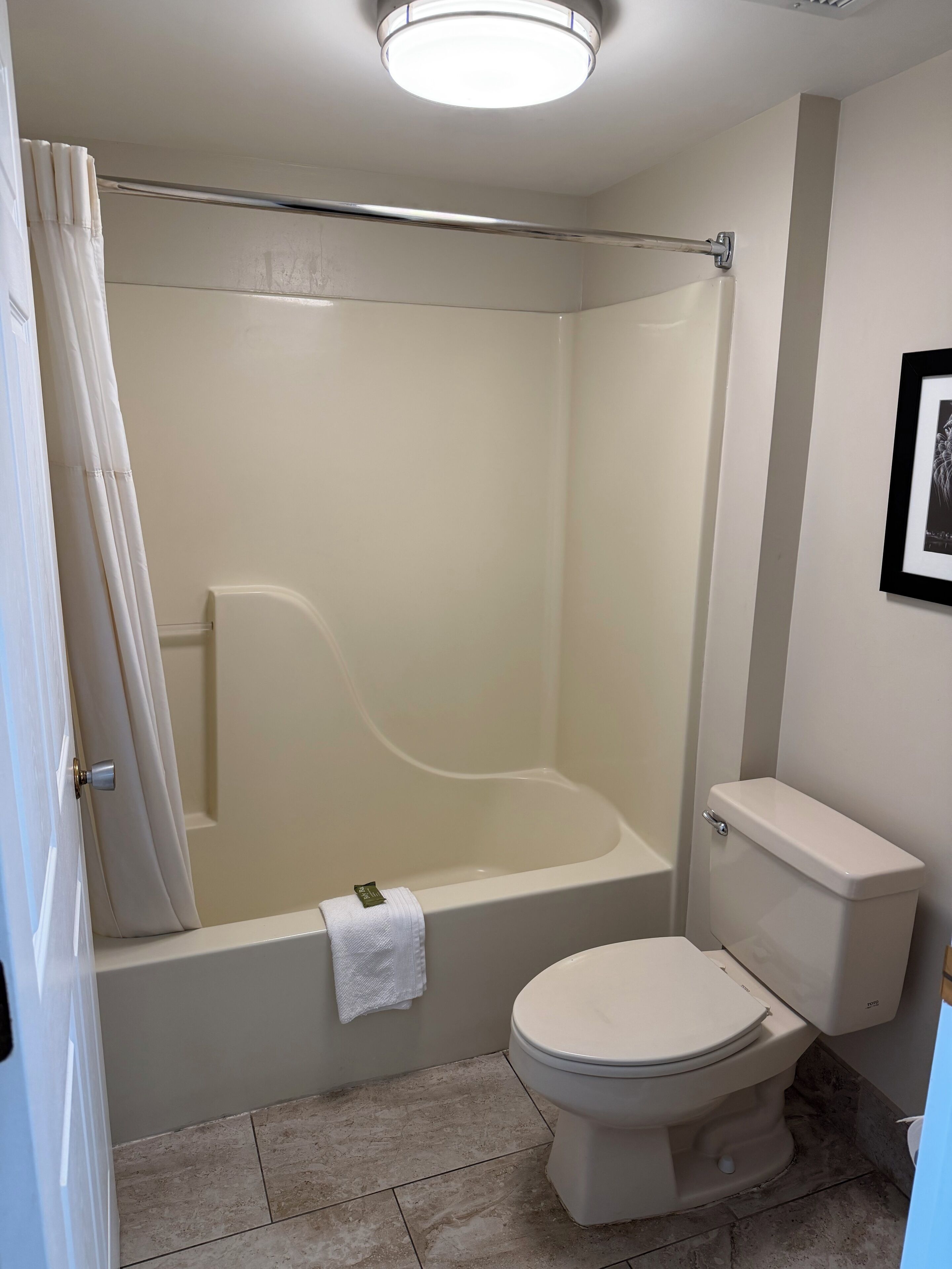 Combined shower/tub, hair dryer, towels