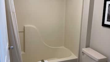 Combined shower/tub, hair dryer, towels
