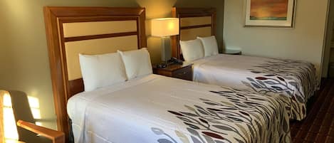 Schreibtisch, Verdunkelungsvorhänge, Bügeleisen/Bügelbrett