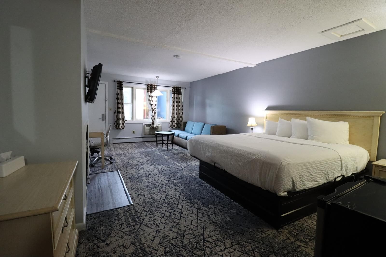 Escritorio, tabla de planchar con plancha, wifi gratis y ropa de cama 