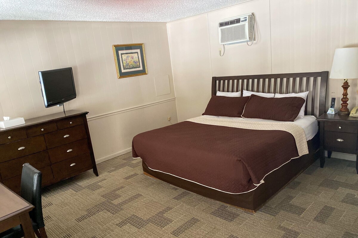 Desk, iron/ironing board, free WiFi, bed sheets