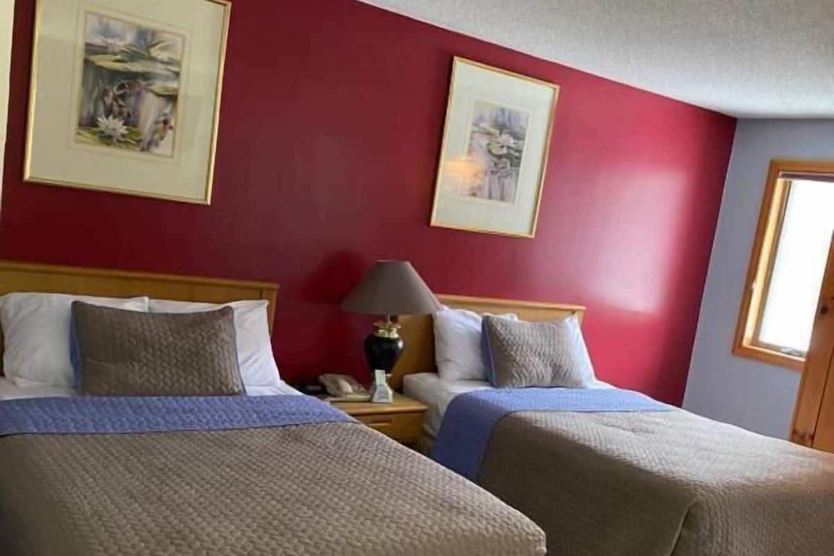 Escritorio, tabla de planchar con plancha, wifi gratis y ropa de cama