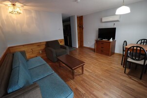 Escritorio, tabla de planchar con plancha, wifi gratis y ropa de cama 