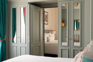 Una camera d'albergo con un letto, un armadio e uno specchio.