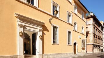 Vista frontal de la propiedad