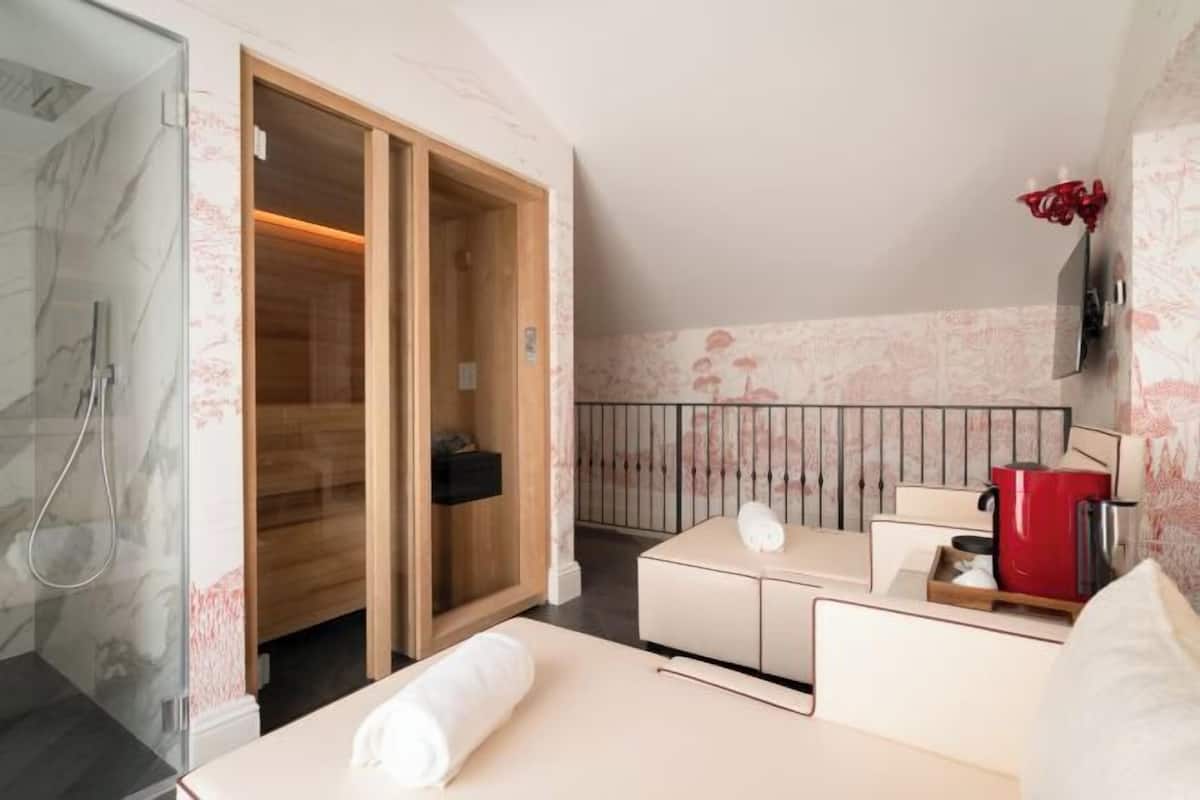 1 bedroom, premium bedding, down duvets, Select Comfort beds