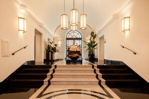 Lobby-lounge