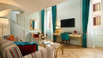 Ein modernes Wohnzimmer mit einer Couch, einem Couchtisch und einem Schreibtisch mit Stuhl sowie einem Flachbildfernseher.