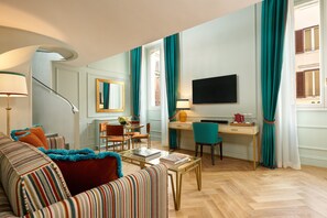 Leilighet | Oppholdsområde | En 38-tommers smart-TV med Parabol-TV samt TV og Netflix