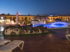 2 outdoor pools, open 10:00 AM to 6:00 PM, pool umbrellas, pool loungers - Laguna Park 1 (Adeje)