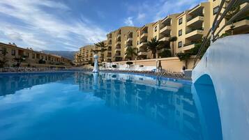 2 Außenpools, geöffnet von 10:00 Uhr bis 18:00 Uhr, Sonnenschirme