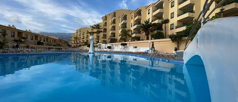 2 buitenzwembaden, parasols voor strand/zwembad