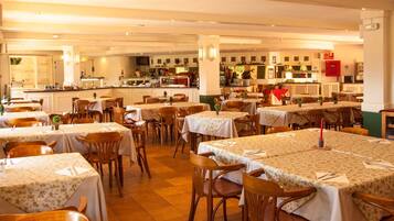 Petit déjeuner, déjeuner et dîner servis sur place