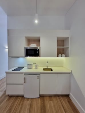 Kühlschrank, Mikrowelle, Herdplatte, Wasserkocher
