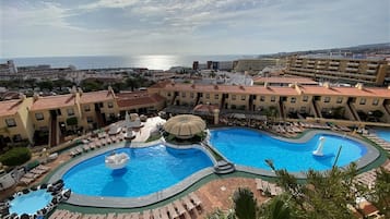 2 piscines extérieures, parasols de plage, chaises longues