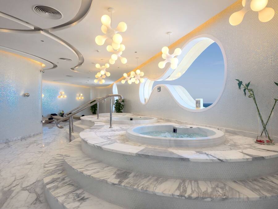 Sauna, hot tub, steam room, Turkish bath/hammam, body treatments