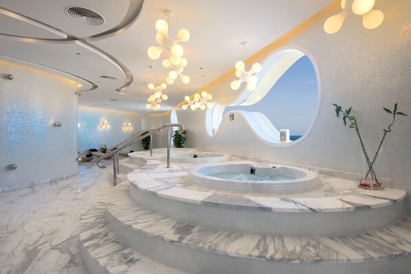 Un sauna, una bañera de hidromasaje, baño turco, baño turco/hammam