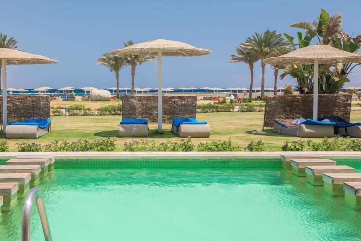 5 piscinas al aire libre, sombrillas, sillones reclinables de piscina