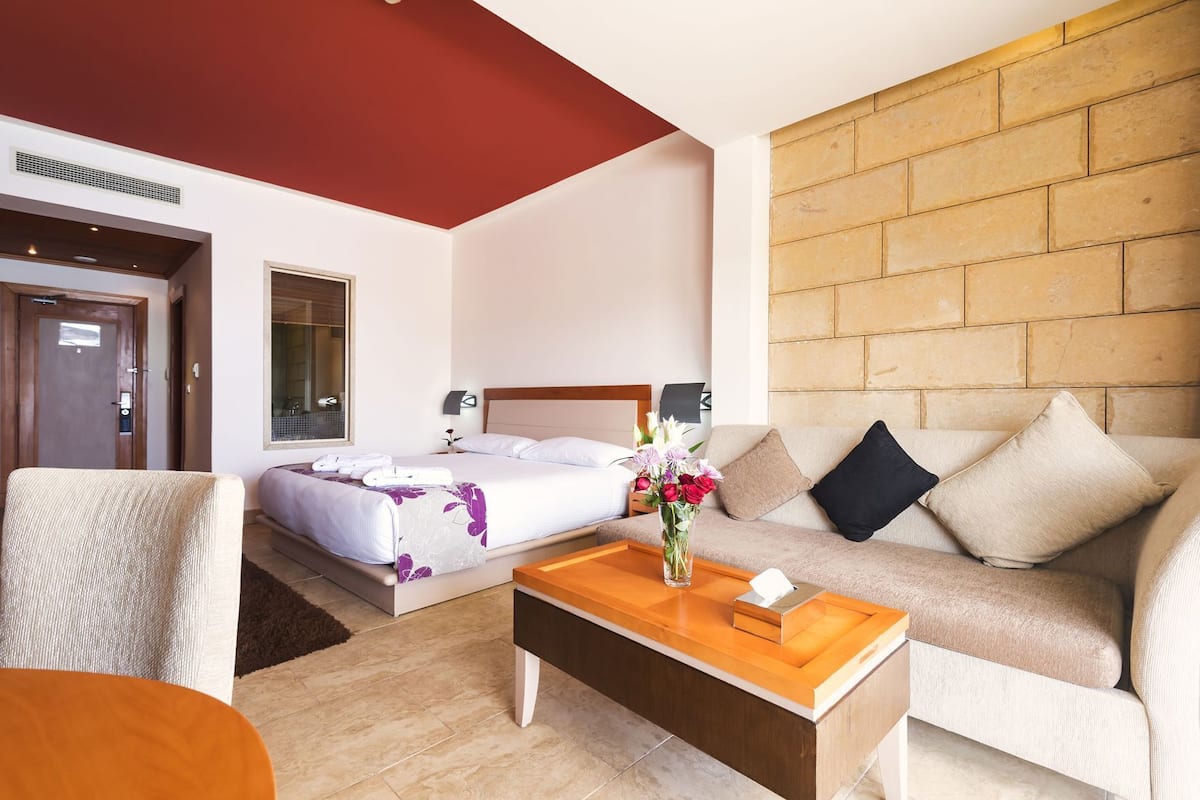 1 habitación, caja de seguridad en la habitación y escritorio