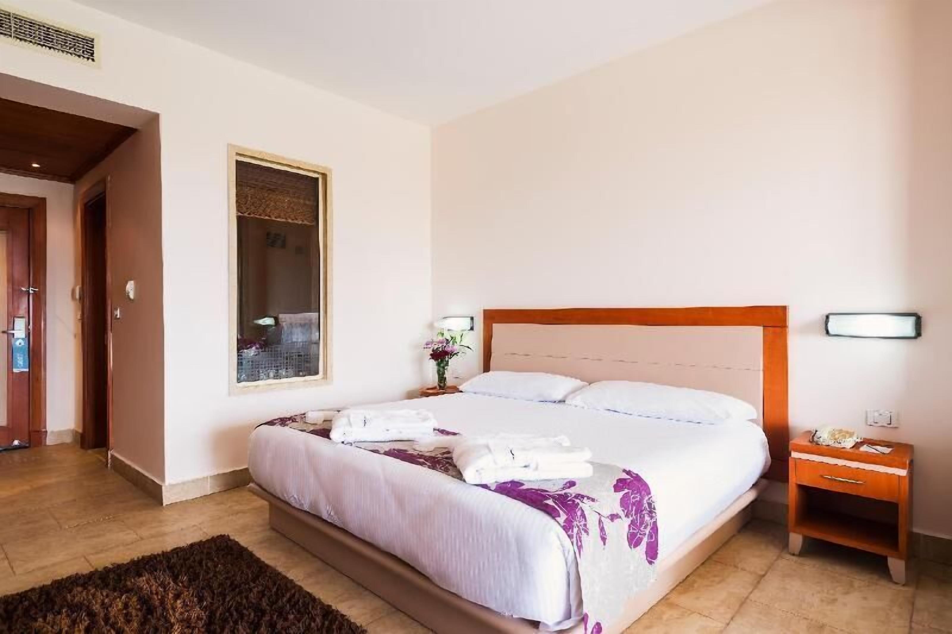 1 habitación, caja de seguridad en la habitación y escritorio 