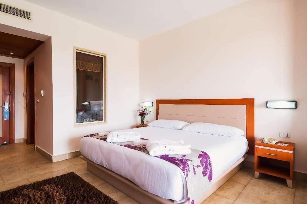 1 habitación, caja de seguridad en la habitación y escritorio