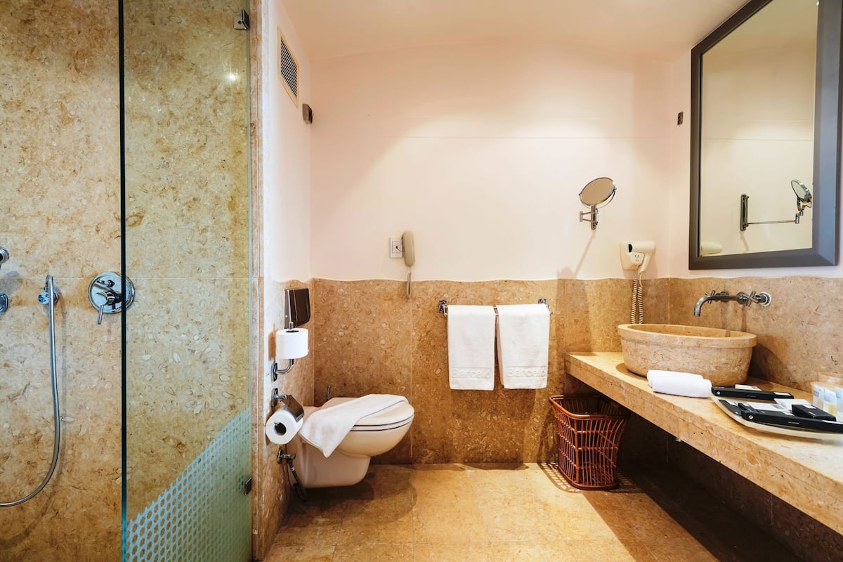 Ducha, artículos de tocador gratuitos, secador de pelo, pantuflas