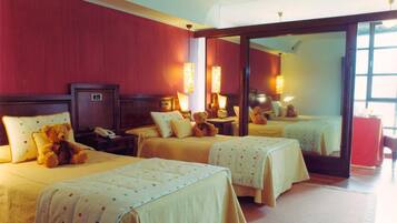 Een minibar, een kluis op de kamer, een bureau, gratis babybedden