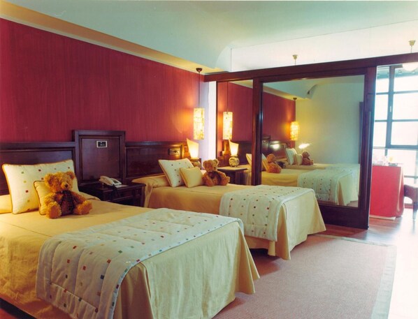 A hotel room with two beds, a large mirror, and a teddy bear on one bed. - Hotel La Rectoral (Taramundi)