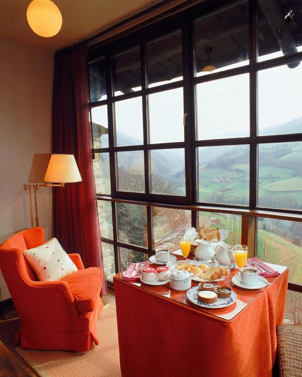 Daily continental breakfast (EUR 11 per person)