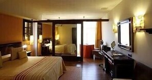 Quarto triplo | Frigobar, cofres nos quartos, escrivaninha, berços grátis